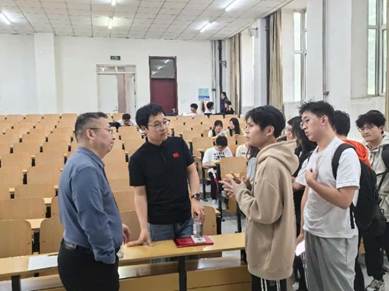 一群人在房间里交谈 AI 生成的内容可能不正确。 一群人在房间里交谈 AI 生成的内容可能不正确。