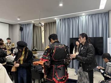 黄河老师帮助同学穿甲胄 (7) 黄河老师帮助同学穿甲胄 (7)