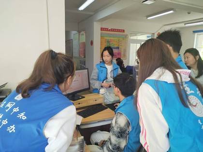 图片包含 人, 天花板, 室内, 女人 AI 生成的内容可能不正确。 图片包含 人, 天花板, 室内, 女人 AI 生成的内容可能不正确。