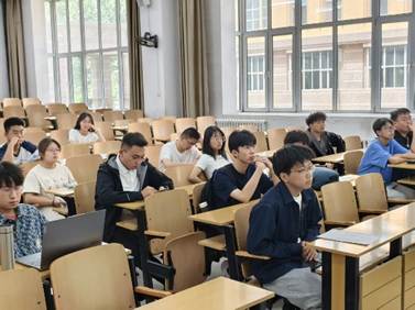 一群人在开会 AI 生成的内容可能不正确。 一群人在开会 AI 生成的内容可能不正确。