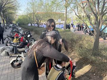 侯珊珊帮助学生调整发型 侯珊珊帮助学生调整发型