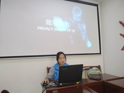 男人在电视前 AI 生成的内容可能不正确。 男人在电视前 AI 生成的内容可能不正确。