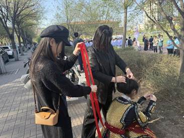 侯珊珊老师帮助同学调整发型 侯珊珊老师帮助同学调整发型