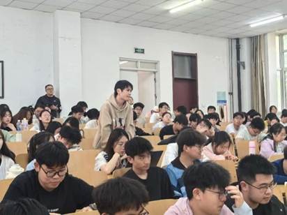 会议室里的人们 AI 生成的内容可能不正确。 会议室里的人们 AI 生成的内容可能不正确。