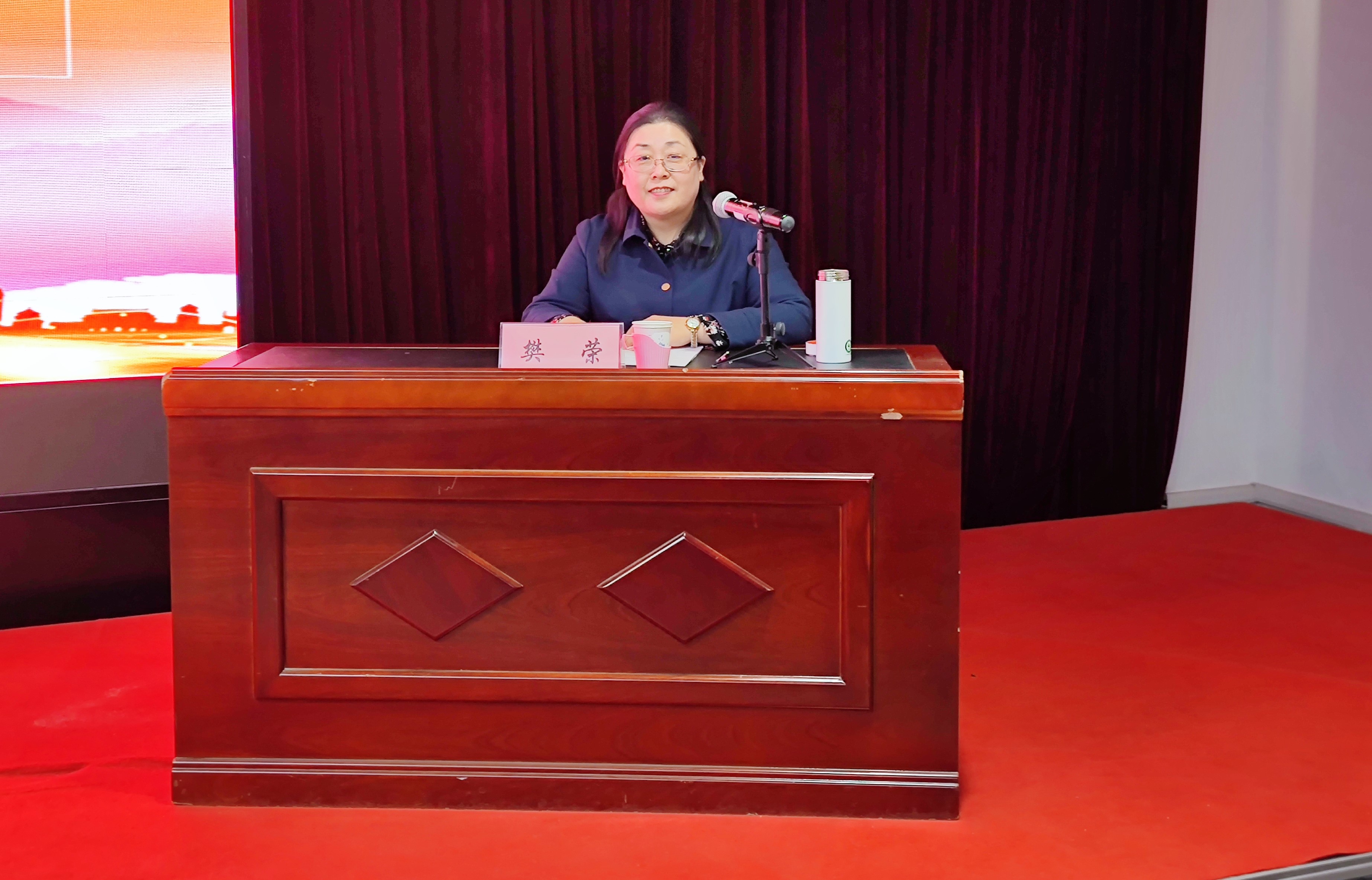 大数据学院邀请马克思主义学院副教授樊荣讲党课